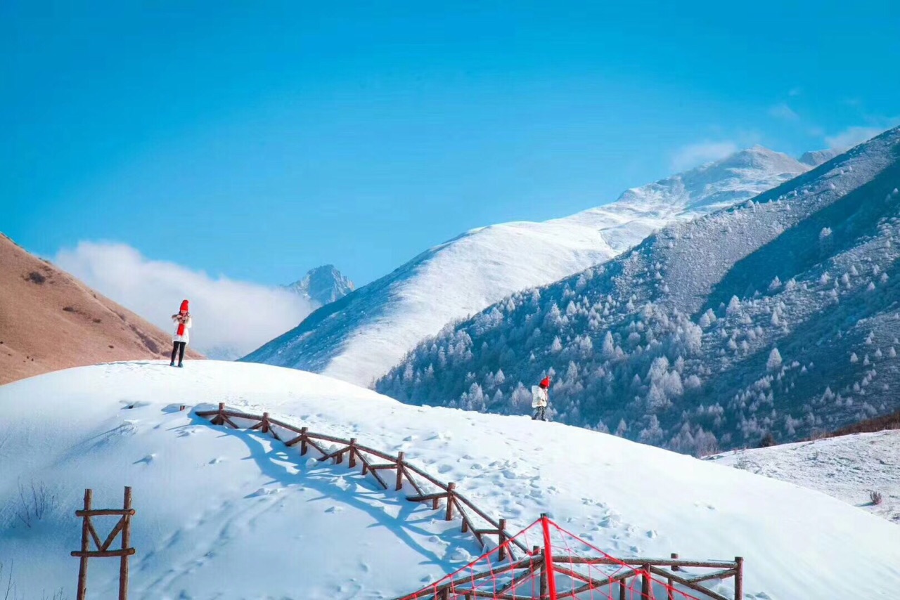 【尊享全包】成都到鹧鸪山滑雪+桃坪羌寨+甘堡藏寨+赠送一小时滑雪体验纯玩二日游、鹧鸪山旅游多少钱、鹧鸪山旅游线路报价